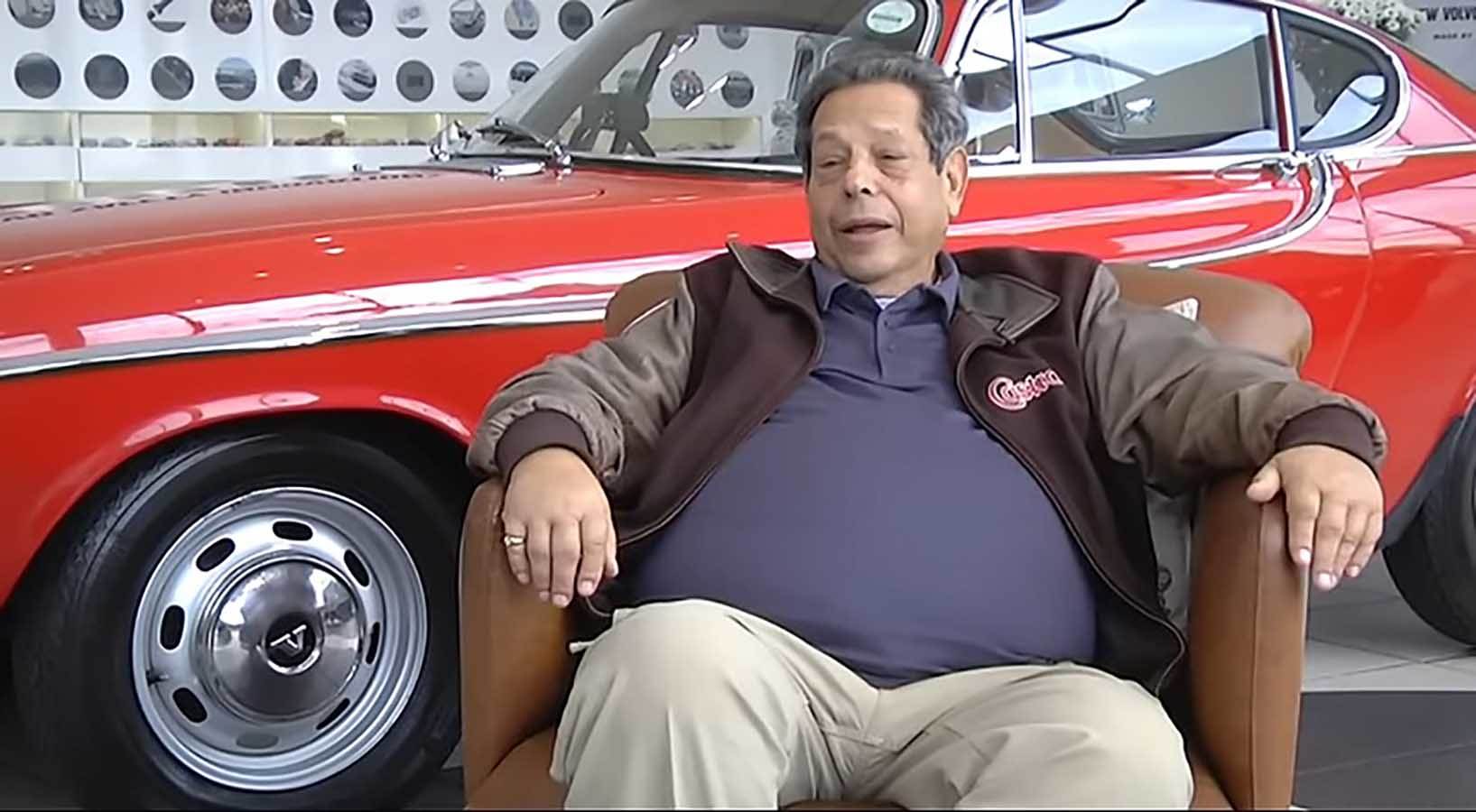 Irv Gordon ispred svog Volvo P1800S automobila   Irv Gordon ispred svog Volvo P1800S automobila