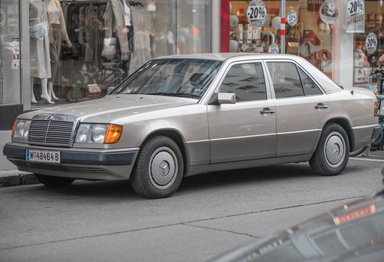 Mercedes-Benz W124 300D _ Foto Johannes Maximilian _ Wikimedia Commons _ CC-BY-SA 4.0.jpg   Mercedes-Benz W124 300D _ Foto Johannes Maximilian _ Wikimedia Commons _ CC-BY-SA 4.0.jpg