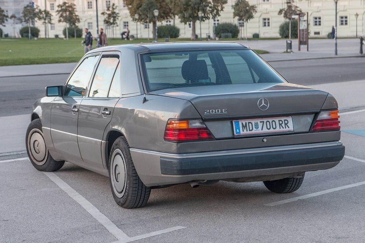 Mercedes-Benz W124 najružniji auto na svetu | Smartlife | Mobilnost