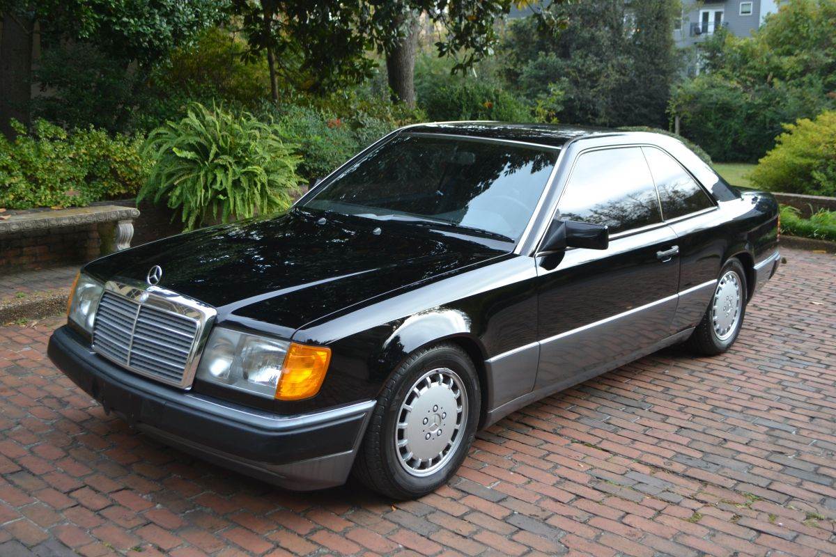 4 Mercedes-Benz W124 300CE Coupe (1990) _ Foto Wikimedia Bretbmorgan.jpg   4 Mercedes-Benz W124 300CE Coupe (1990) _ Foto Wikimedia Bretbmorgan.jpg
