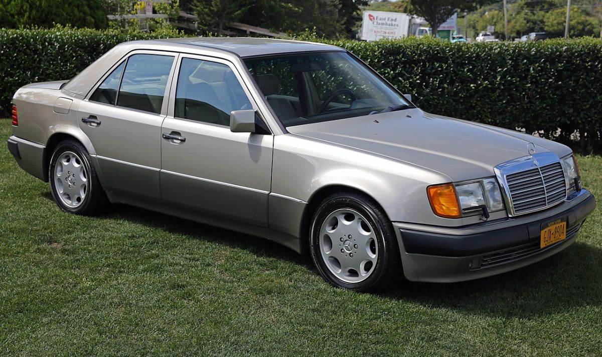  9 Mercedes-Benz W124 500E (1992) _ Foto Wikimedia Mr.choppers.jpg - Wikimedia / Mr.choppers 