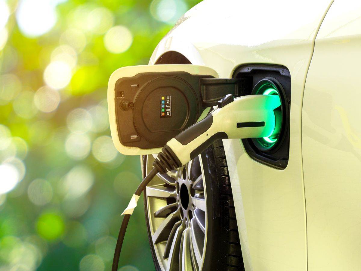 Električni automobil _ punjenje baterije _ Foto Shutterstock (1).jpg Električni automobil _ punjenje baterije _ Foto Shutterstock (1).jpg