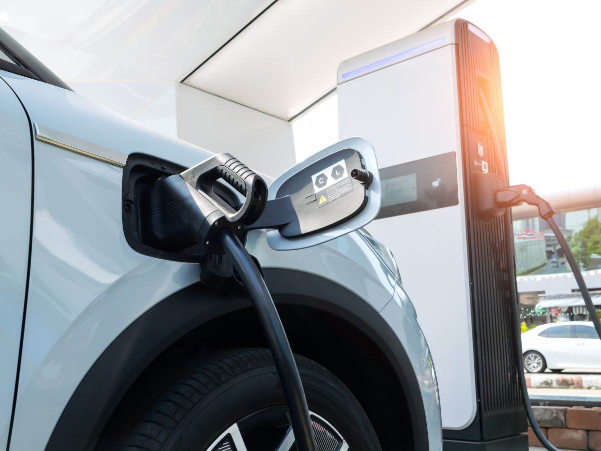 Električni automobil _ punjenje baterija _ punjač _ Foto Shutterstock (1).jpg Električni automobil _ punjenje baterija _ punjač _ Foto Shutterstock (1).jpg