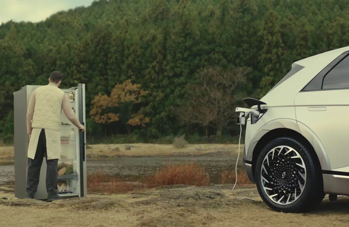 Hyundai Ioniq 5 _ napajanje _ Foto YouTube HyundaiWorldwide.jpg   Hyundai Ioniq 5 _ napajanje _ Foto YouTube HyundaiWorldwide.jpg