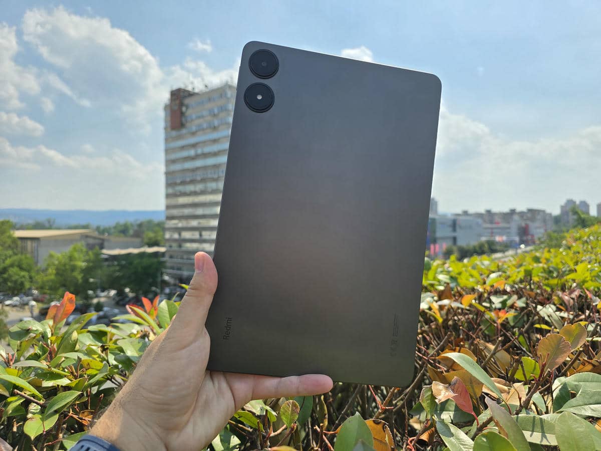  Redmi Pad Pro u ruci 