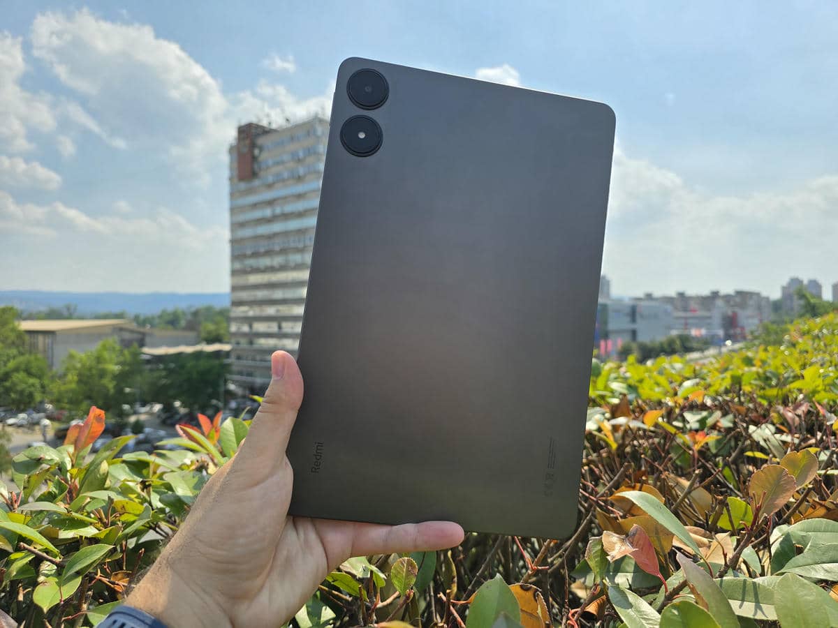 Redmi Pad Pro u ruci Redmi Pad Pro u ruci