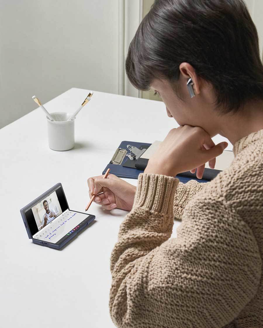 Galaxy Z Fold6 Lifestyle Galaxy Z Fold6 Lifestyle