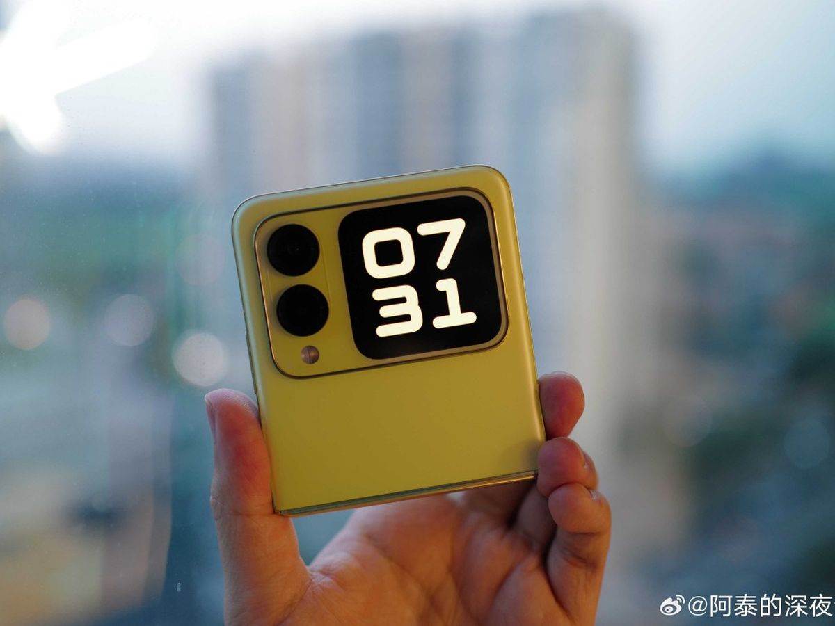Huawei nova Flip _ telefon na preklop _ Foto Weibo (2).jpg   Huawei nova Flip _ telefon na preklop _ Foto Weibo (2).jpg