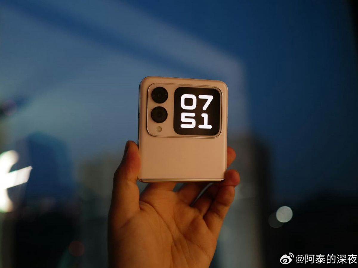  Huawei nova Flip _ telefon na preklop _ Foto Weibo (5).jpg 