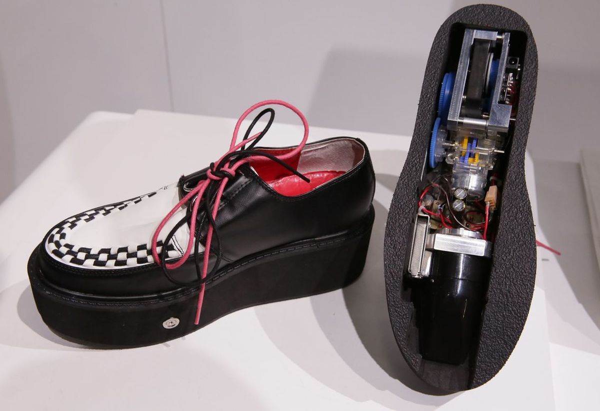 Cipele usisvači _ Foto YT CNET.jpg   Cipele usisvači _ Foto YT CNET.jpg