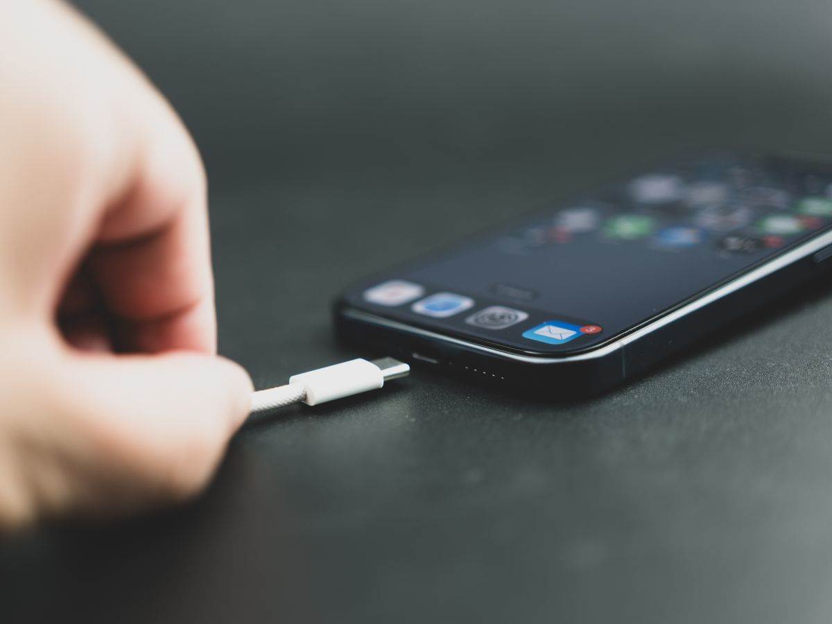 Pametni telefon _ punjenje baterije _ Foto Shutterstock (2).jpg Pametni telefon _ punjenje baterije _ Foto Shutterstock (2).jpg