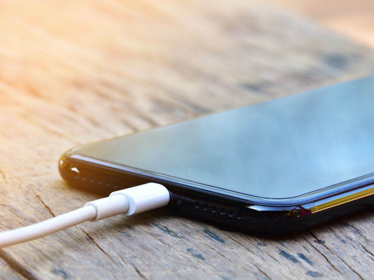 Pametni telefon _ punjenje baterije _ Foto Shutterstock (3).jpg Pametni telefon _ punjenje baterije _ Foto Shutterstock (3).jpg