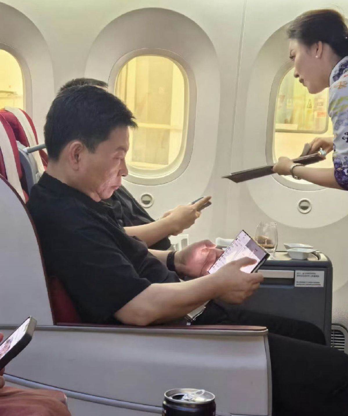  Huawei _ trodelni telefon na preklop _ Foto Weibo Digital Chat Station (1).jpg - Weibo / Digital Chat Station 