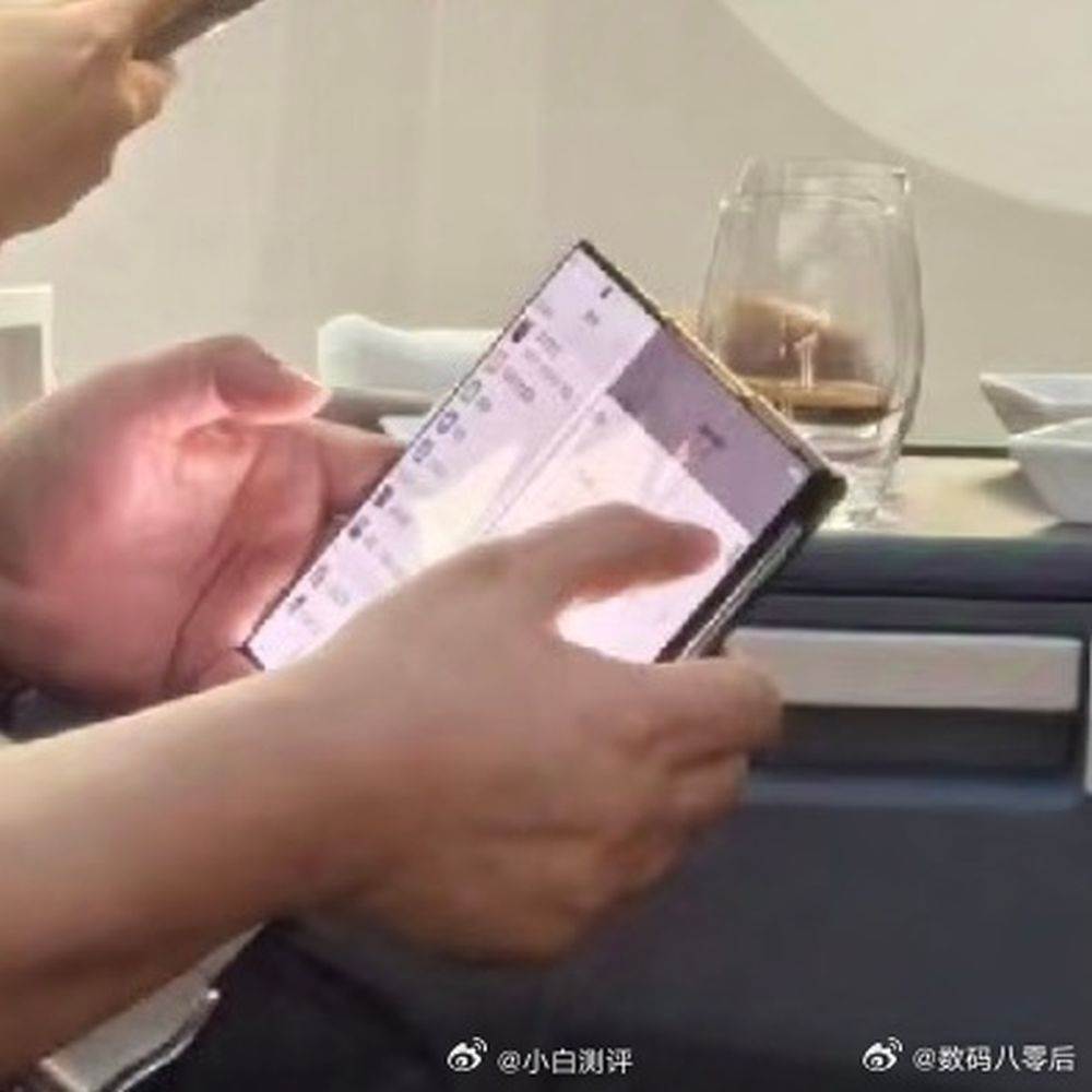  Huawei _ trodelni telefon na preklop _ Foto Weibo Digital Chat Station (2).jpg - Weibo / Digital Chat Station 