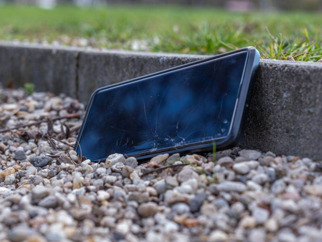 Telefon _ razbijen ekran _ Foto Shutterstock.jpg 