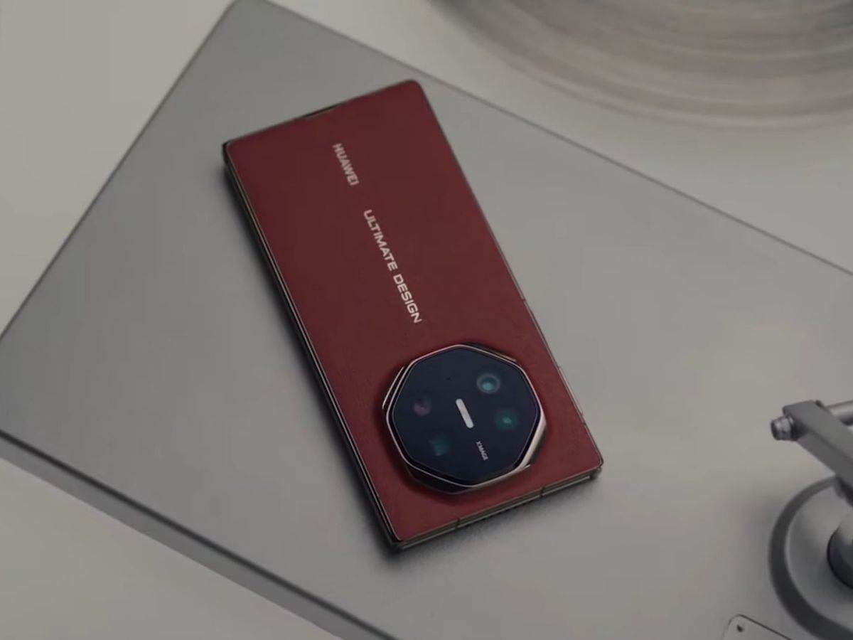  Huawei Mate XT _ Foto YouTube Sparrows News (1).jpg - YouTube / Sparrows News 