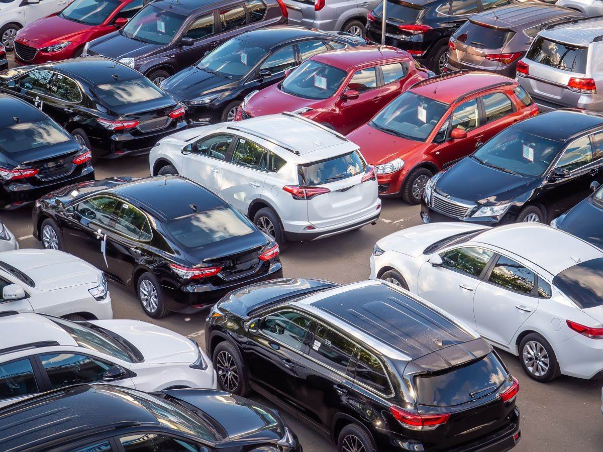  Automobili _ parking _ Foto Shutterstock.jpg 