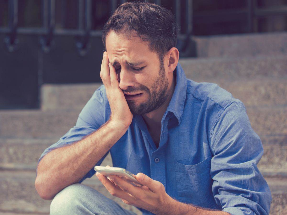  Čovek _ telefon _ trošak _ roming _ Foto Shutterstock.jpg 