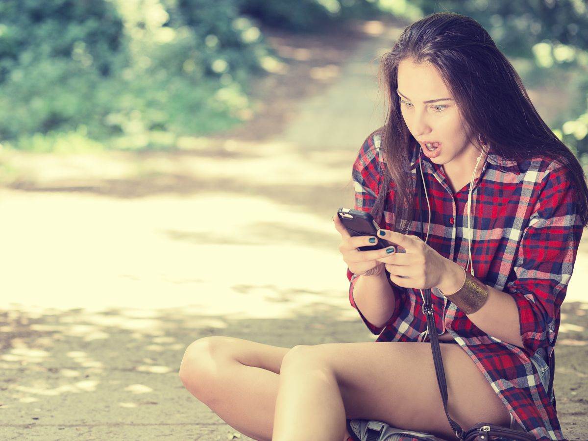 Devojka _ telefon _ iznenađenje _ šok _ Foto Shutterstock.jpg   Devojka _ telefon _ iznenađenje _ šok _ Foto Shutterstock.jpg