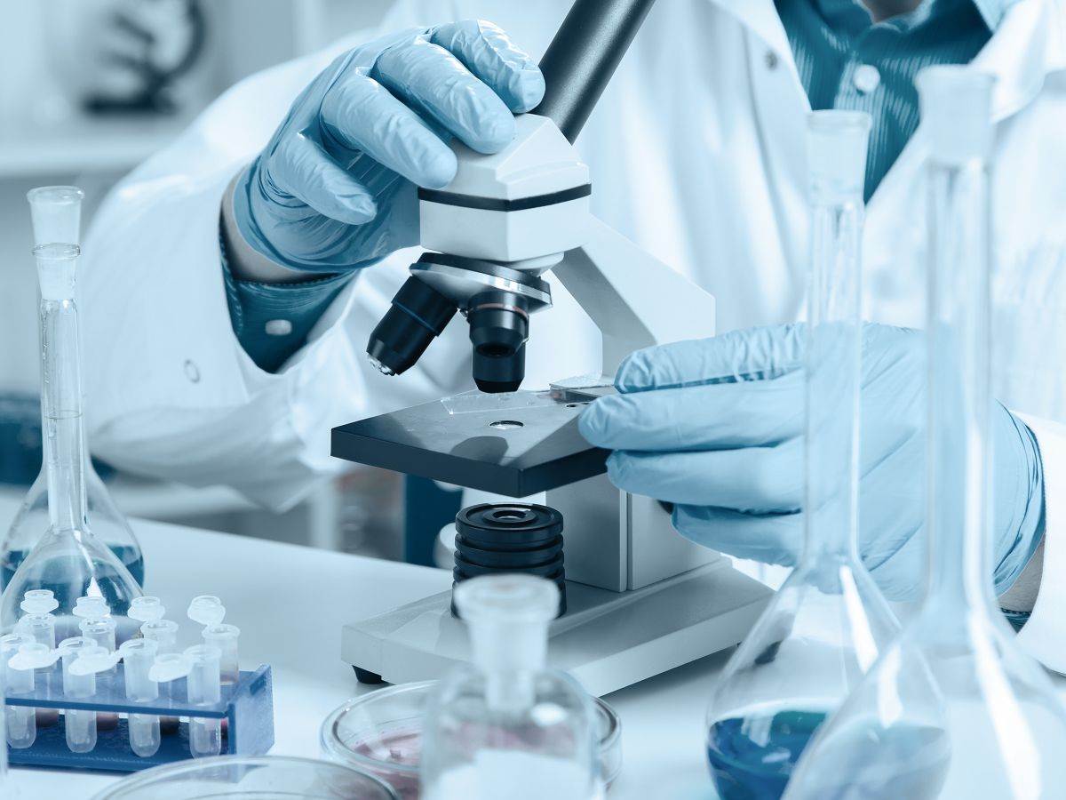Laboratorija _ mikroskop _ Foto Shutterstock.jpg   Laboratorija _ mikroskop _ Foto Shutterstock.jpg