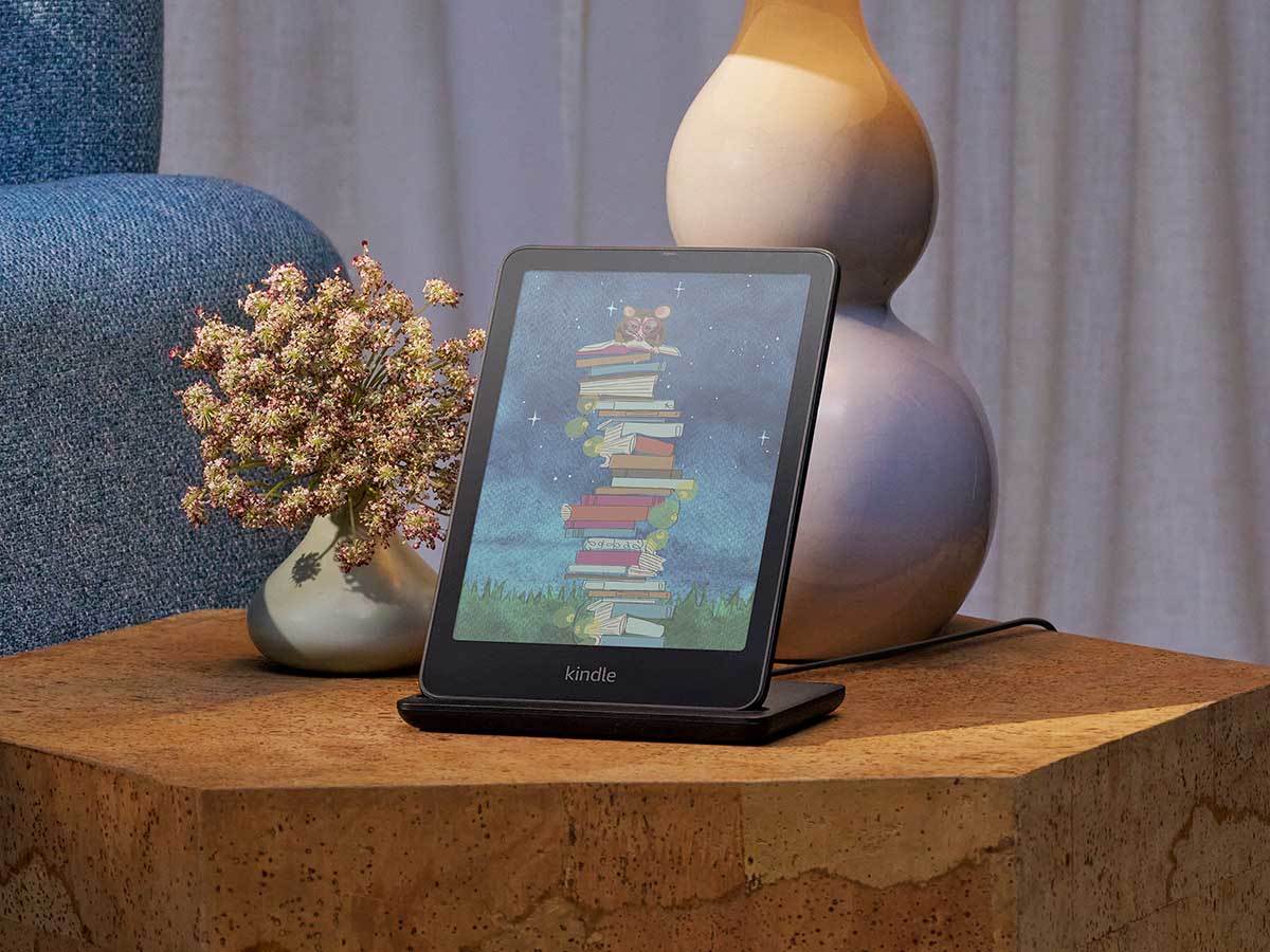Kindle Colorsoft na postolju Kindle Colorsoft na postolju