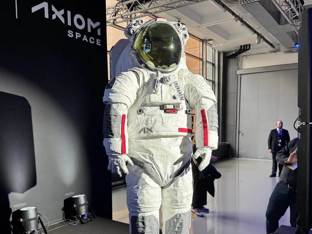 AxEMU svemirsko odelo _ Foto Axiom Space Prada.jpg   AxEMU svemirsko odelo _ Foto Axiom Space Prada.jpg