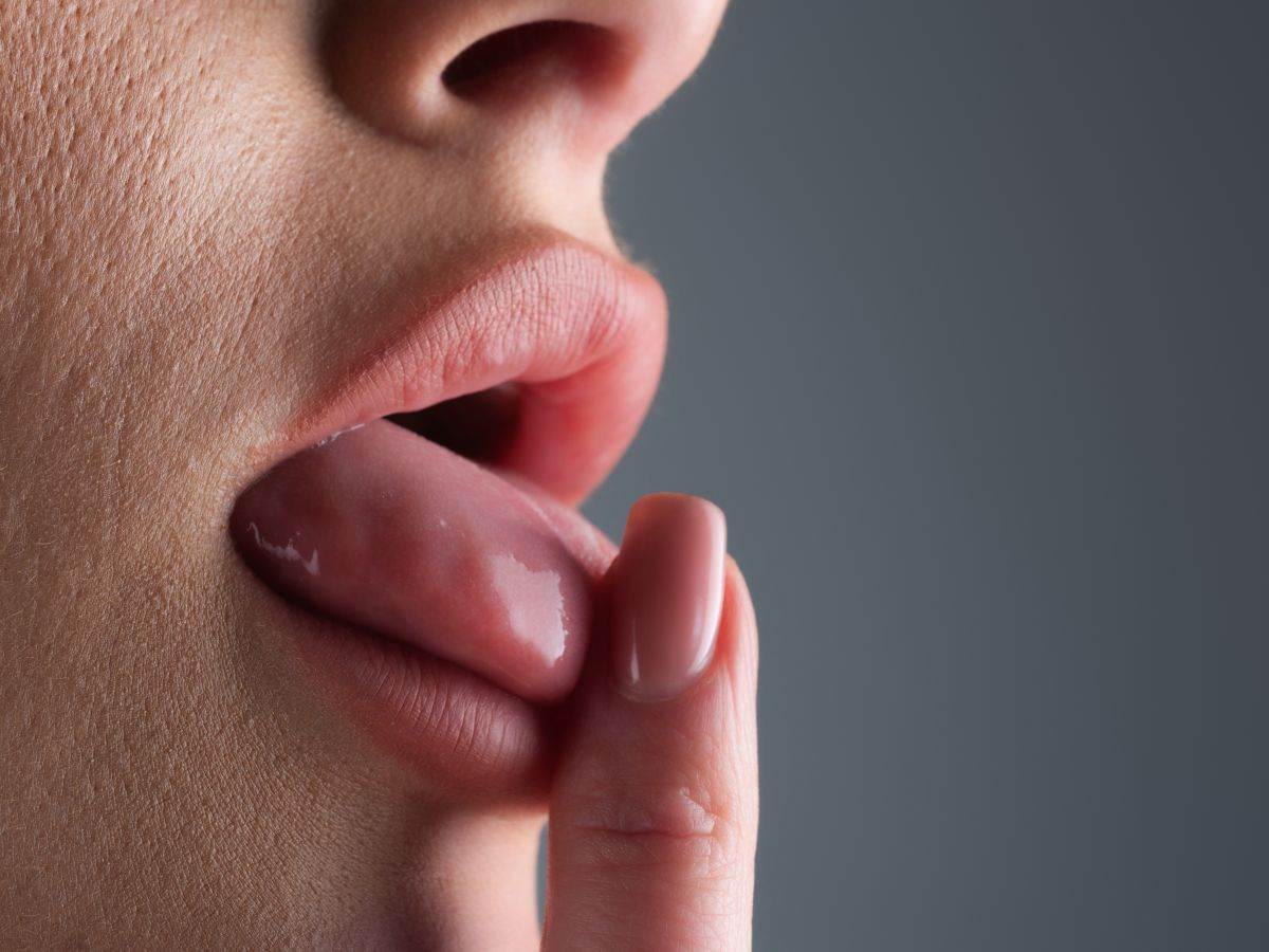 Jezik _ usta _ prst _ Foto Shutterstock.jpg Jezik _ usta _ prst _ Foto Shutterstock.jpg
