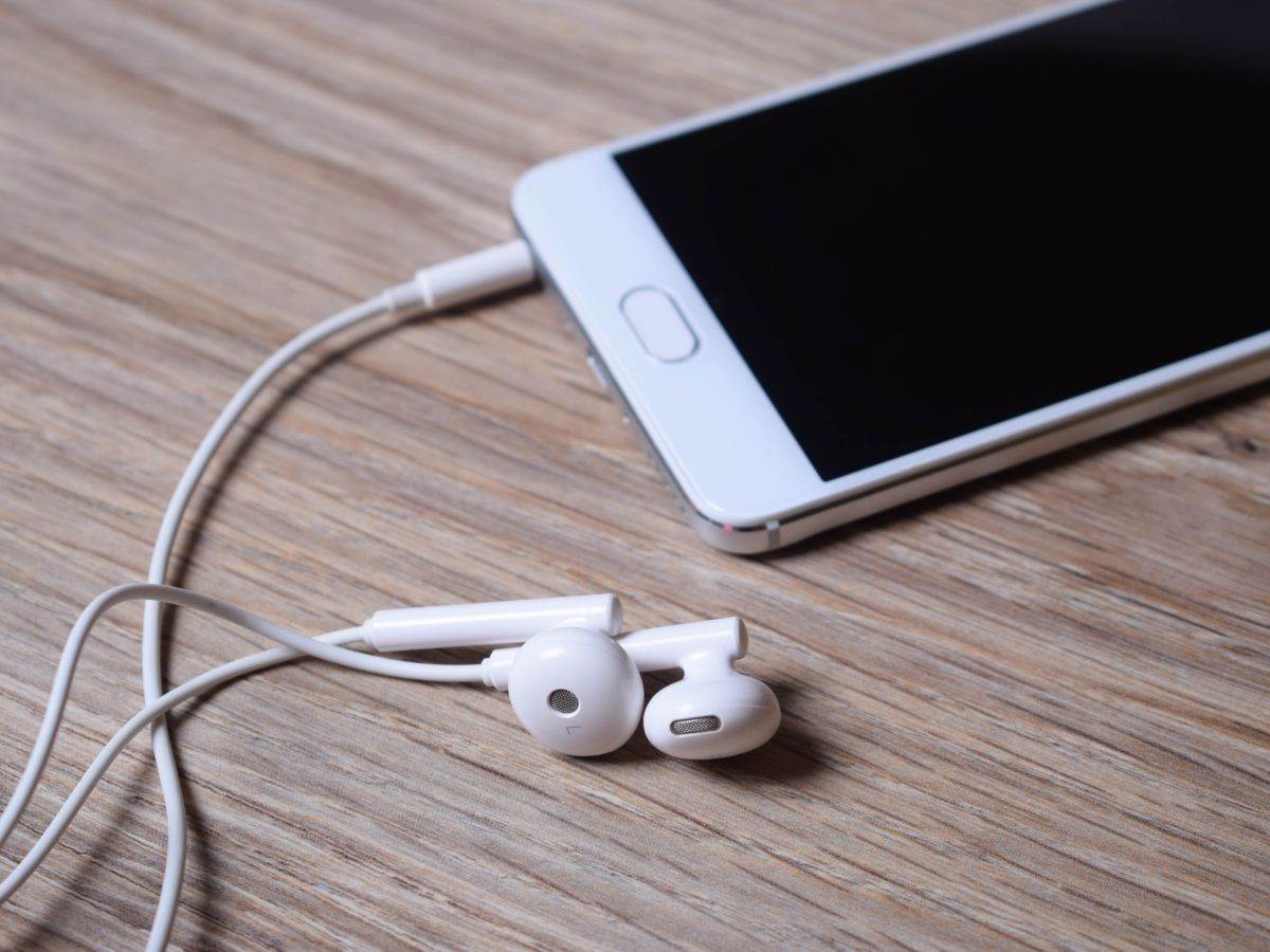 Telefon _ slušalice _ Foto Shutterstock.jpg   Telefon _ slušalice _ Foto Shutterstock.jpg