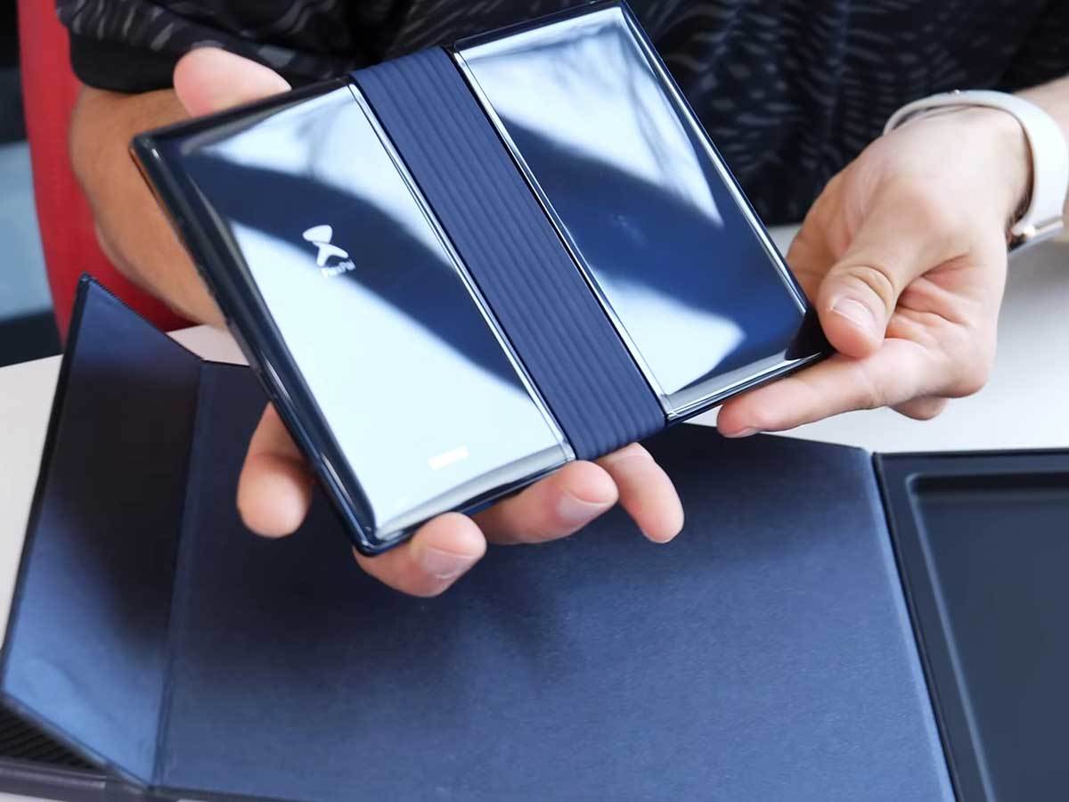  The Folding Phone of the Future! Royole FlexPai 0-52 screenshot.jpg - YouTube / EverythingApplePro E A P 
