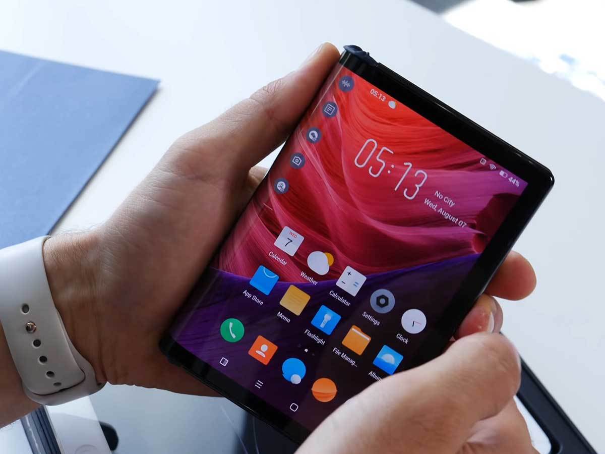  The Folding Phone of the Future! Royole FlexPai 3-27 screenshot.jpg - YouTube / EverythingApplePro E A P 