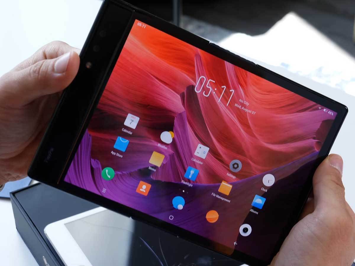  The Folding Phone of the Future! Royole FlexPai 2-46 screenshot.jpg - YouTube / EverythingApplePro E A P 