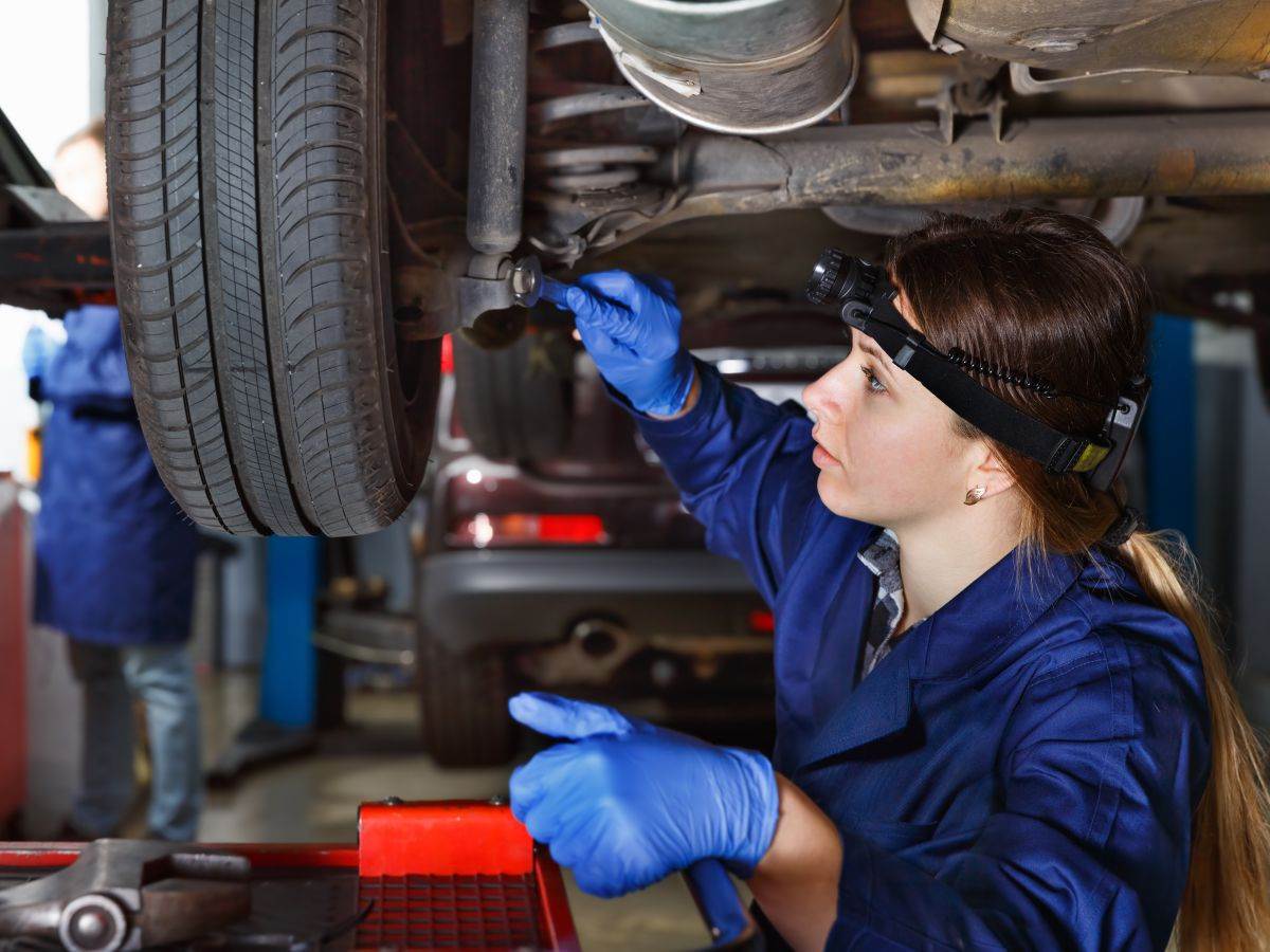  Automobil _ mehaničar _ devojka _ popravka _ Foto Shutterstock.jpg 