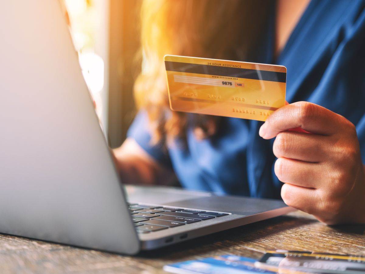Onlajn kupovina _ laptop _ kartica _ Foto Shutterstock.jpg   Onlajn kupovina _ laptop _ kartica _ Foto Shutterstock.jpg