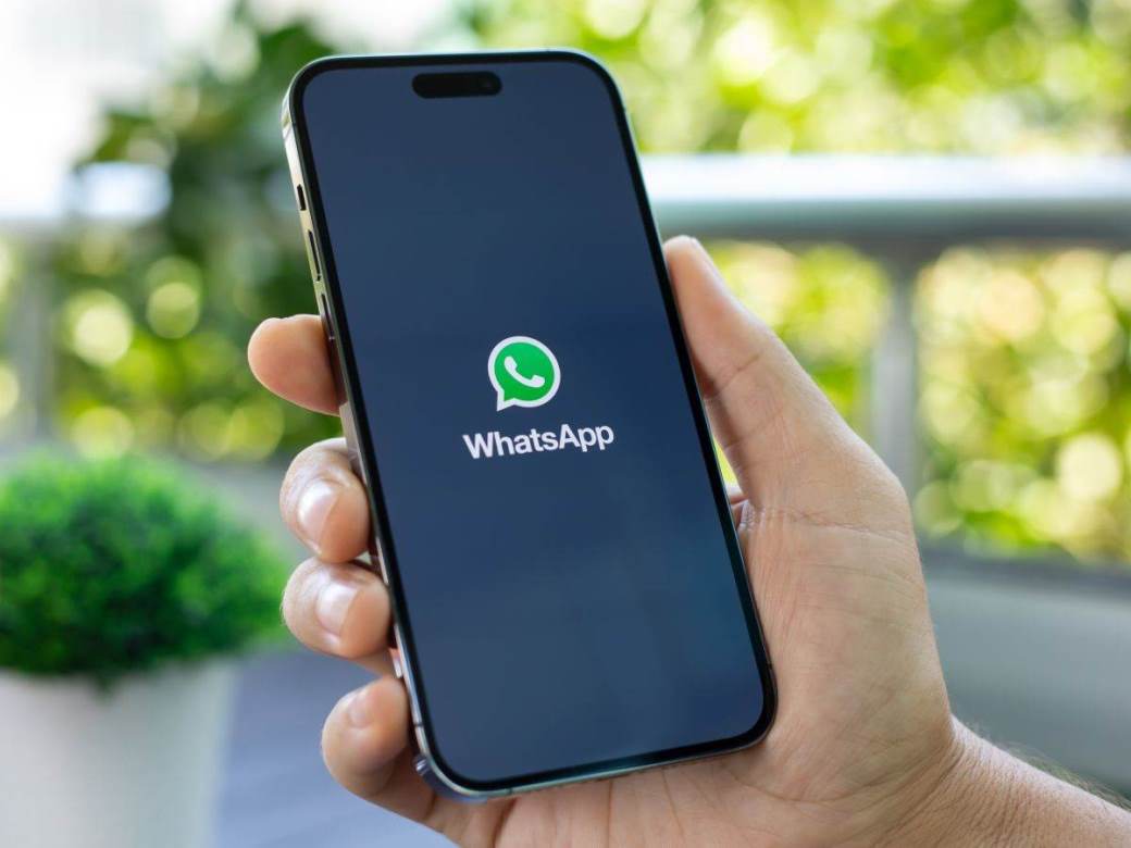 WhatsApp _ pamerni telefon _ Foto Shutterstock.jpg 