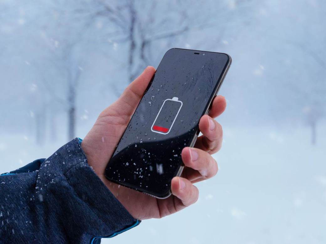 Pametni telefon _ zima _ Foto Shutterstock.jpg Pametni telefon _ zima _ Foto Shutterstock.jpg