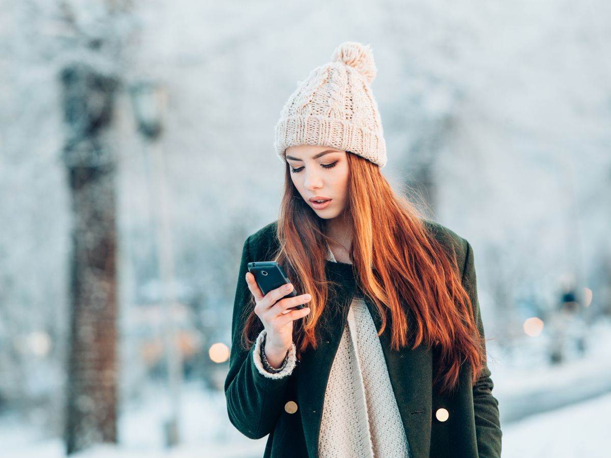  Devojka _ zima _ pametni telefon _ Foto Shutterstock.jpg 