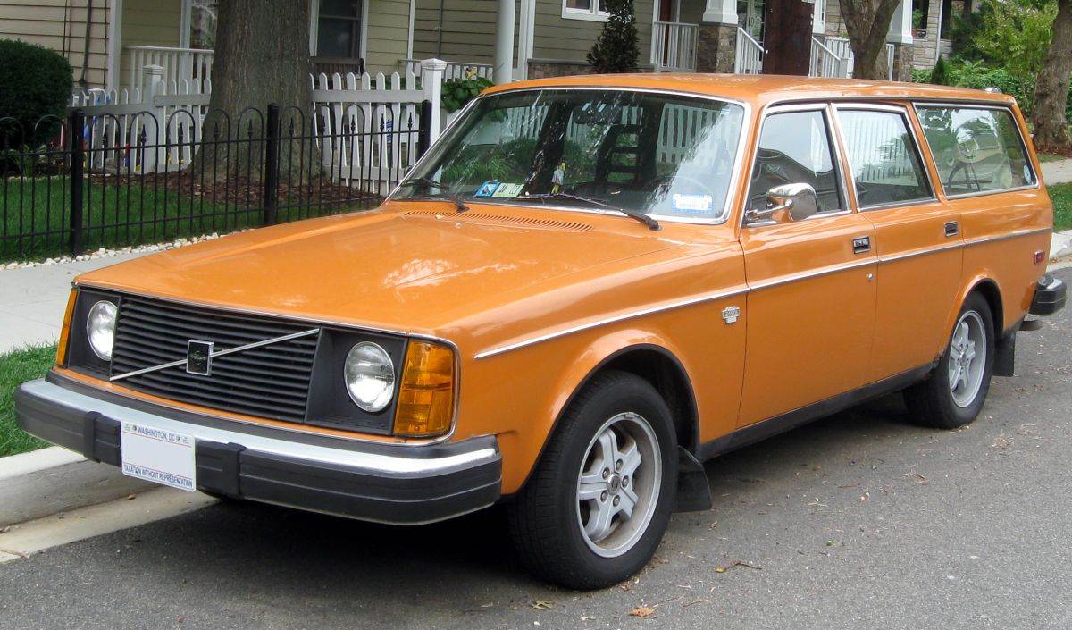  Volvo 245 DL (1975) _ Foto Wikimedia IFCAR.jpg 