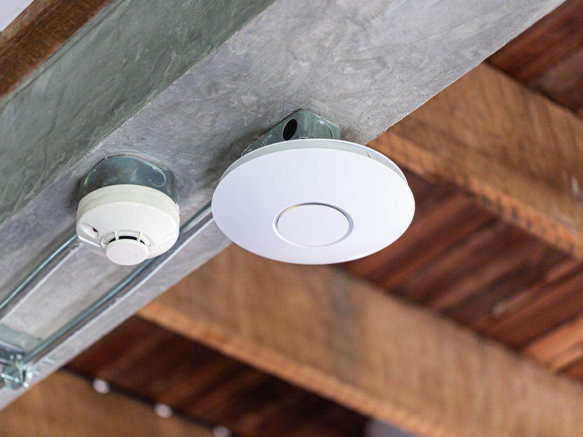 Wi-Fi _ bežična pristupna tačka _ wireless access point _ Foto Shutterstock.jpg   Wi-Fi _ bežična pristupna tačka _ wireless access point _ Foto Shutterstock.jpg