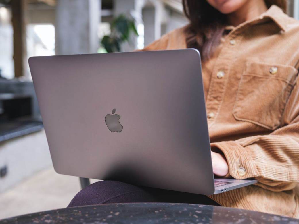 Apple MacBook Pro _ laptop _ računar _ kompjuter _ devojka _ Foto Shutterstock.jpg Apple MacBook Pro _ laptop _ računar _ kompjuter _ devojka _ Foto Shutterstock.jpg