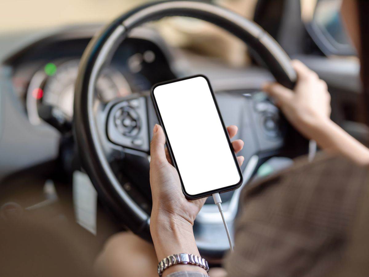 Punjenje telefona u automobilu _ Foto Shutterstock (3).jpg   Punjenje telefona u automobilu _ Foto Shutterstock (3).jpg