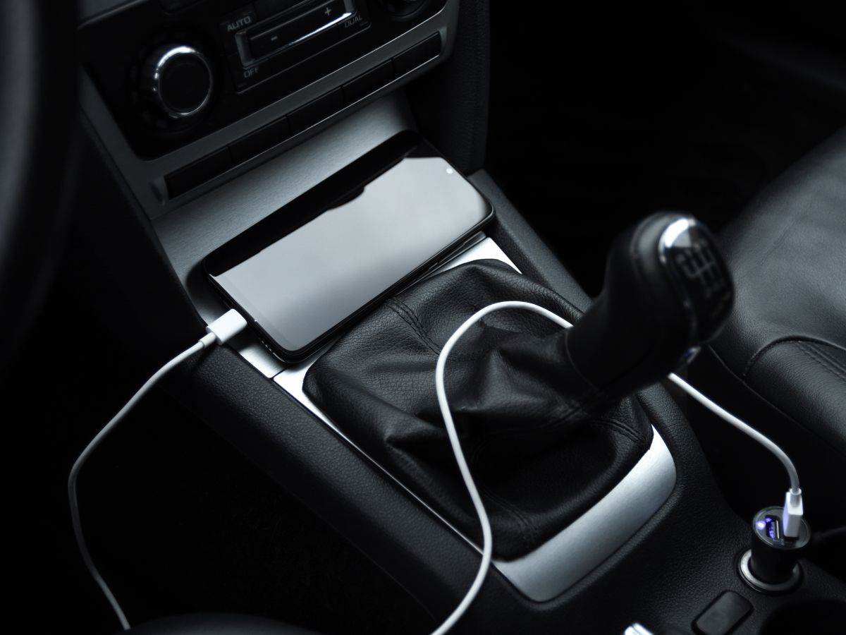 Punjenje telefona u automobilu _ Foto Shutterstock (2).jpg   Punjenje telefona u automobilu _ Foto Shutterstock (2).jpg