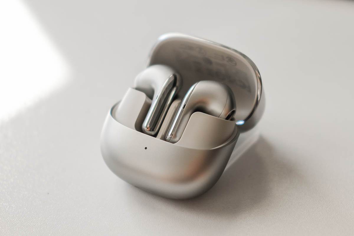 Xiaomi Buds 5 otklopljen poklopac   Xiaomi Buds 5 otklopljen poklopac