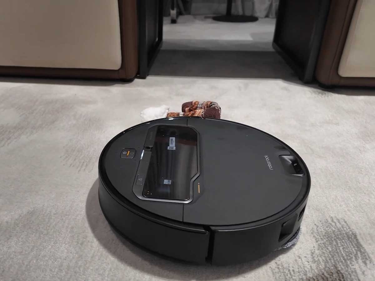  Roborock Saros Z70 5.jpg - YouTube / Mashable 