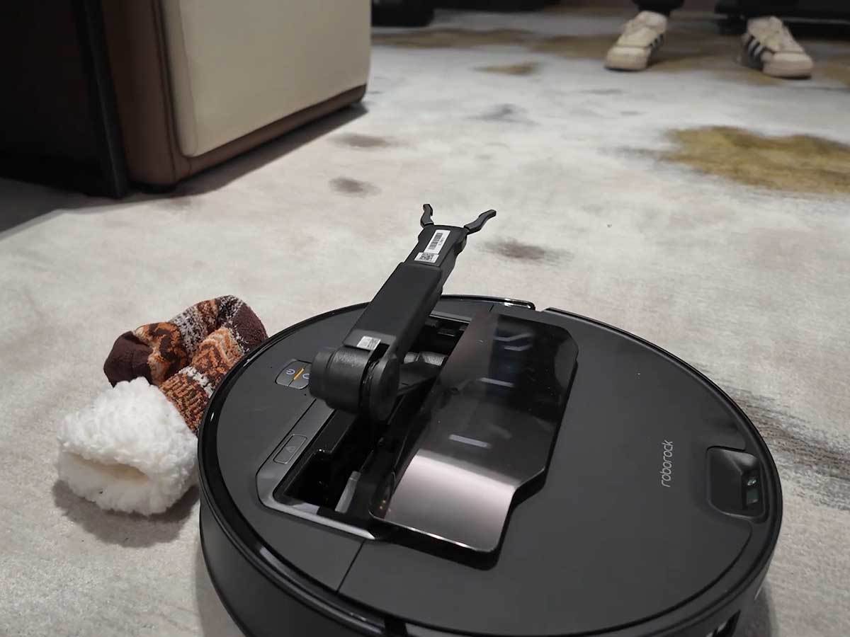  Roborock Saros Z70 4.jpg - YouTube / Mashable 