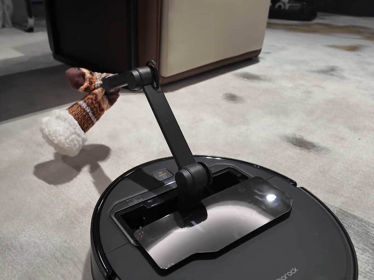  Roborock Saros Z70 1.jpg - YouTube / Mashable 