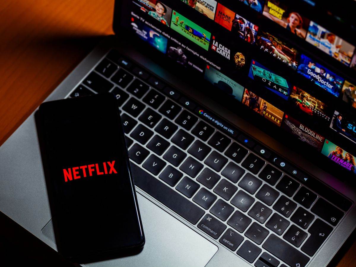 Netflix _ telefon _ kompjuter _ Foto Shutterstock.jpg Netflix _ telefon _ kompjuter _ Foto Shutterstock.jpg