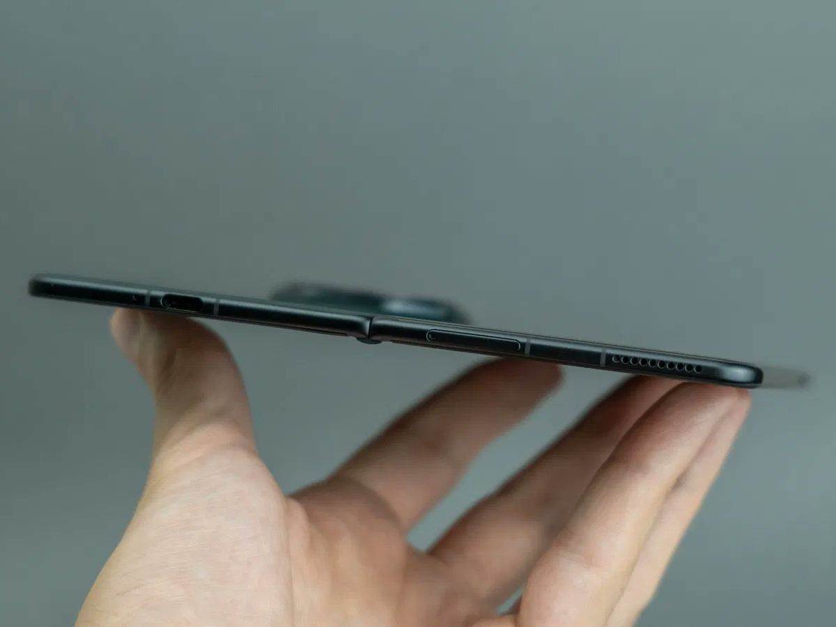 Oppo Find N5 _ tanak telefon na preklop _ Foto X.com @pennedbyhim (1).jpg - X.com / @pennedbyhim   Oppo Find N5 _ tanak telefon na preklop _ Foto X.com @pennedbyhim (1).jpg - X.com / @pennedbyhim