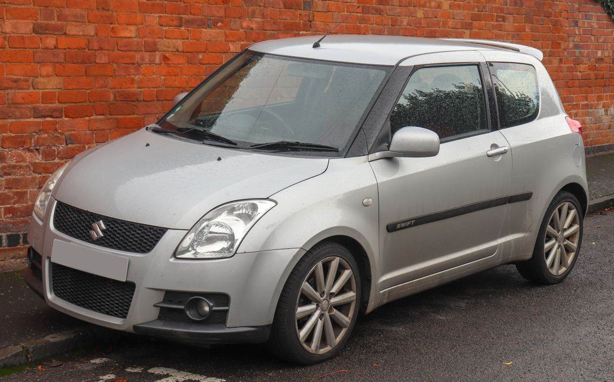 Suzuki Swift Sport 1.6 _ Foto Wikimedia Vauxford.jpg   Suzuki Swift Sport 1.6 _ Foto Wikimedia Vauxford.jpg