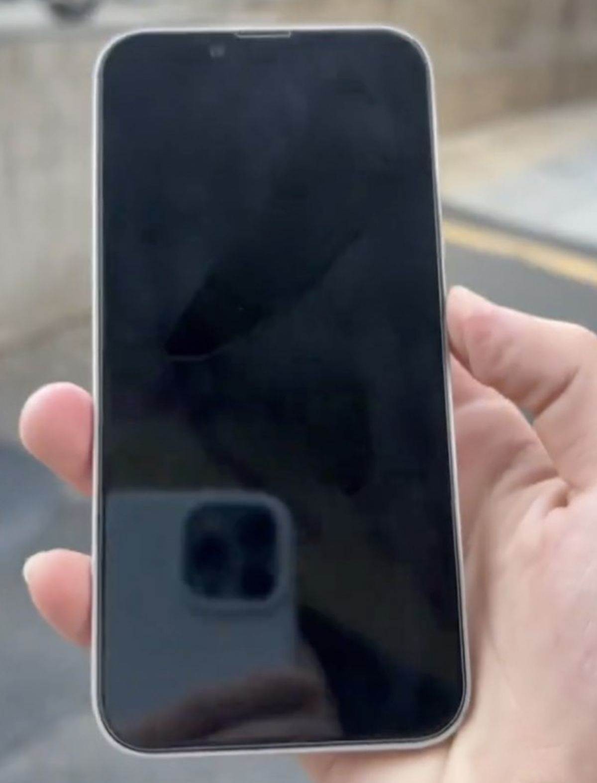  iPhone 4 SE _ Foto X.com MajinBuOfficial (1).jpg - X.com / MajinBuOfficial 