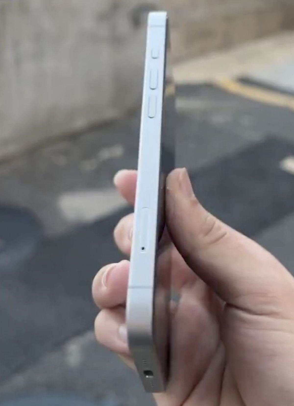  iPhone 4 SE _ Foto X.com MajinBuOfficial (2).jpg - X.com / MajinBuOfficial 